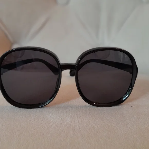 Jackie O Black Sunglasses - Picture 5 of 5